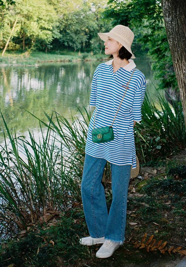 倪妮换了发型带火了松弛感穿搭，紫色衬衫配小白裙，直接美出圈！