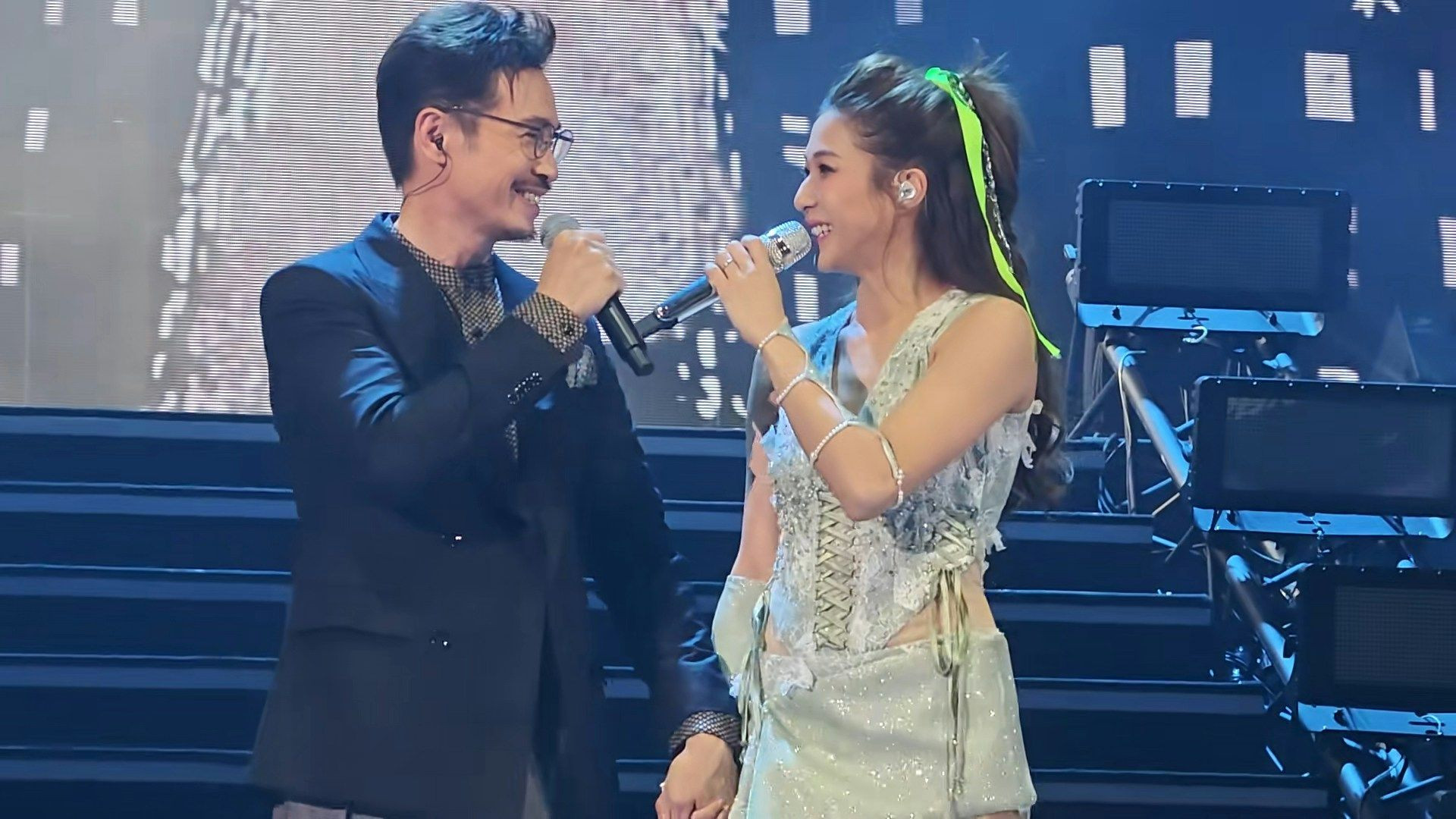 钟嘉欣演唱会陈豪开嗓惊艳全场，自曝曾暗恋女方？TVB好友互动引爆回忆杀