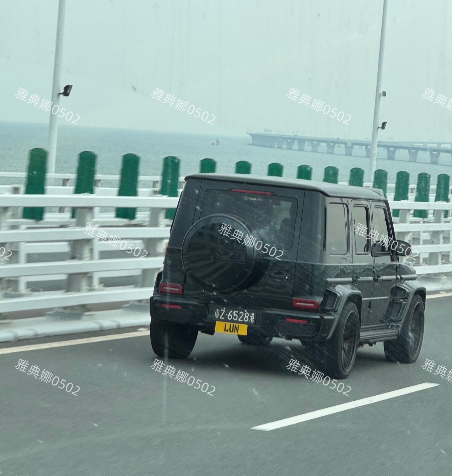 香港文武庙偶遇刘嘉玲，她一身行头价值近百万不仅年轻还贵气十足