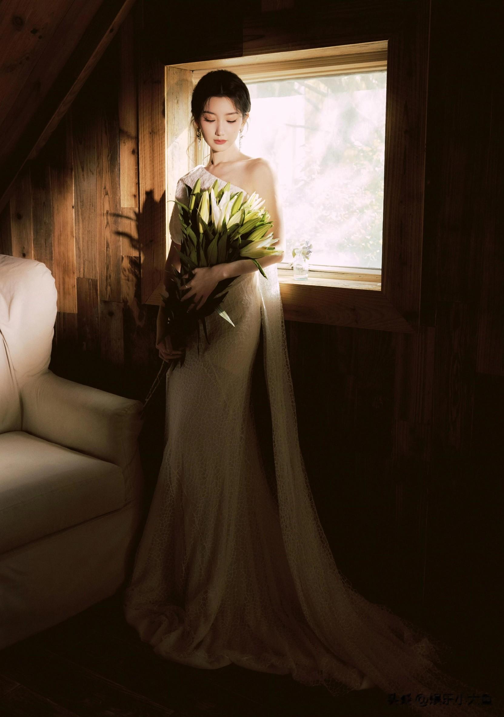 毛晓彤出席微博视界大会，白色露肩礼服裙发髻低挽，腰肢纤细好美