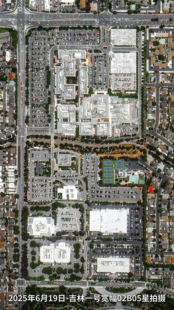 从太空看苹果总部:像极了地球的Home键