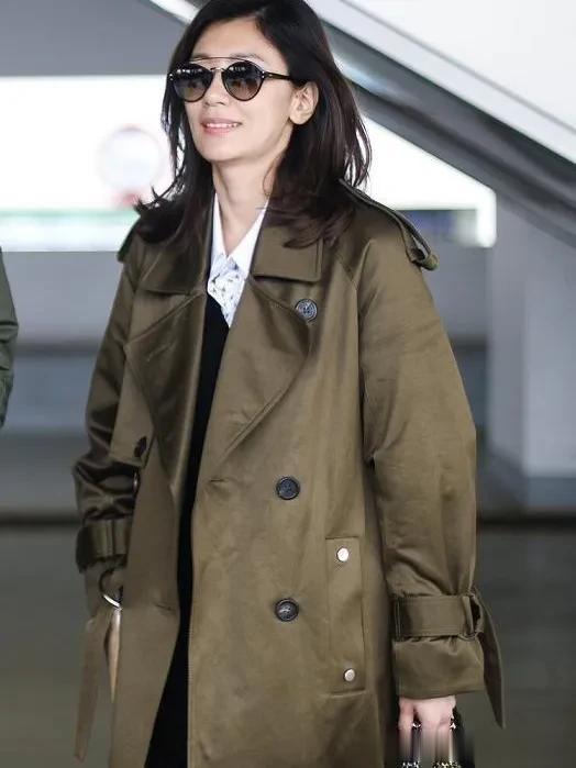 贾静雯机场私服真时髦！军绿色大衣+小黑裙+长筒靴，高级又洋气！