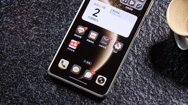 輕薄機身下的輕奢格調 榮耀Magic V5暖白色圖賞