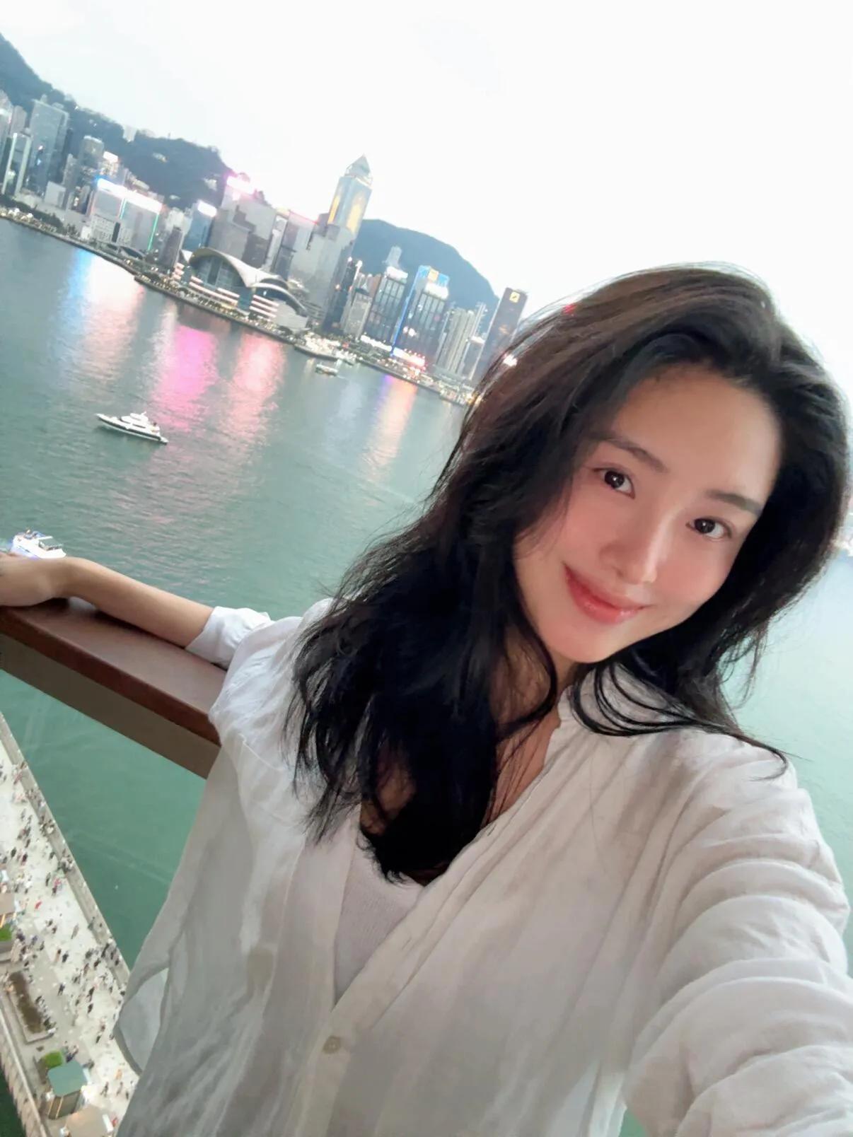 杨采钰产后首亮相?香港看夕阳孕肚无踪,状态轻盈引羡慕