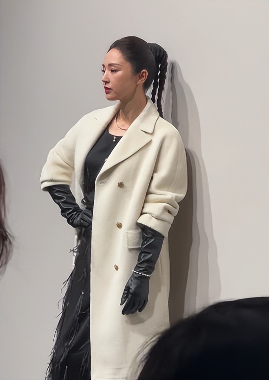 上海时装周，褶子多脸僵又肿、戴假发的董璇，被整容脸网红抢了镜