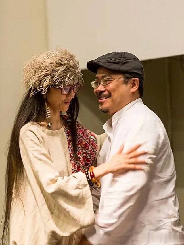 和杨丽萍离婚20年后，前夫刘淳晴毅然回到身边，无儿无女也无妨