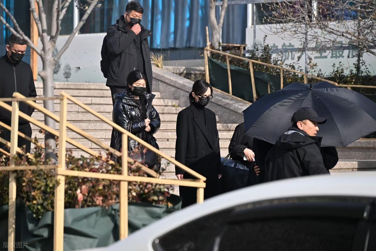 葬礼结束后，唐嫣放缓脚步等罗晋一起就餐，胳膊上还戴着孝