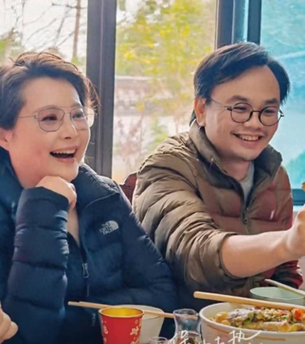 53岁袁立巴黎度假,瘦了有10斤,看着比小12岁老公还年轻