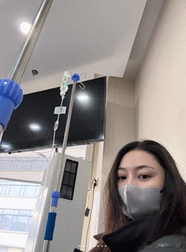 张馨予紧身上衣引热议,健康发文现反差!身材变化还会继续吗?