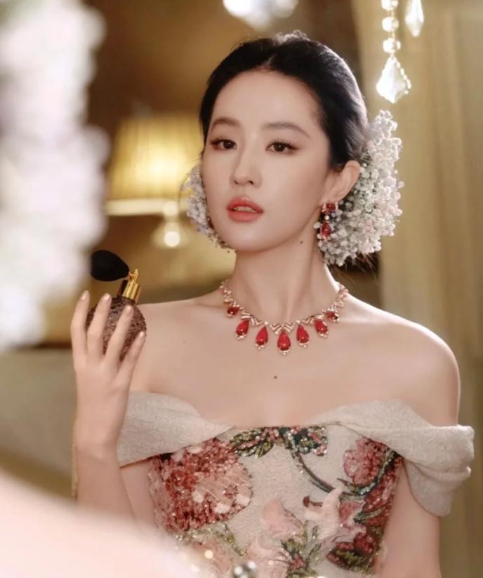 视界大会红毯生图，一个模子刻出来的造型，全都走“刘亦菲”老路