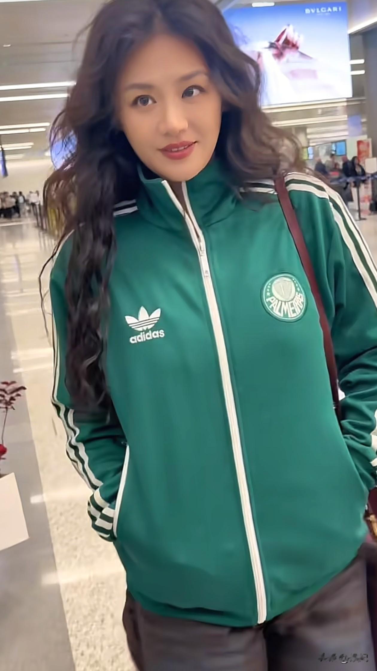 37岁马思纯机场穿搭：微卷发+夹克外套+阔腿裤，笑起来好阳光