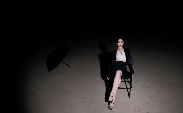 毛晓彤的气质真不一般，简单黑白搭配穿出大女主气场，氛围感拉满