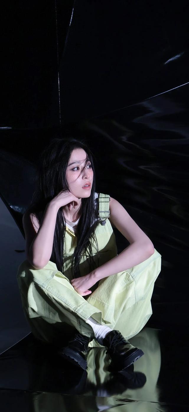 周雨彤最新妆造大片绝美壁纸氛围感拉满，周雨彤太美了