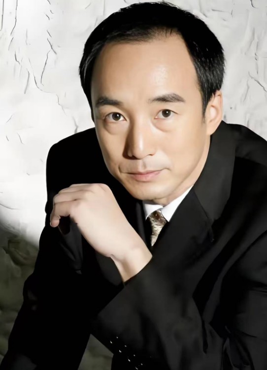 68岁演员施京明在南京,又老又瘦难认出,娶圈外妻子儿女双全