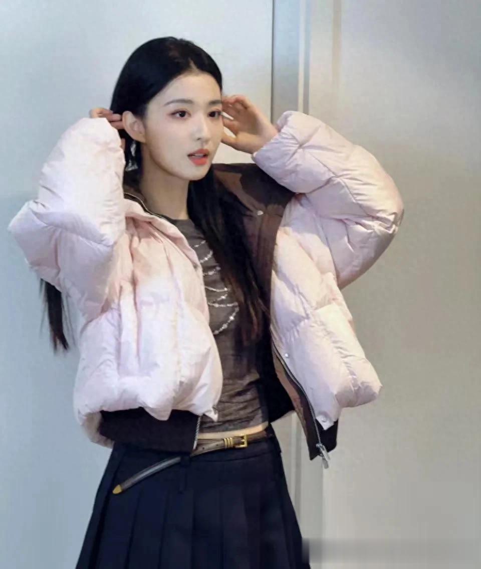 王楚然私服穿搭真时髦！穿拼色羽绒服+百褶短裙，减龄又少女！