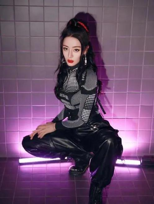 热巴护照丢失在日本咖啡厅,私密信息曝光,粉丝质疑:难道隐婚?