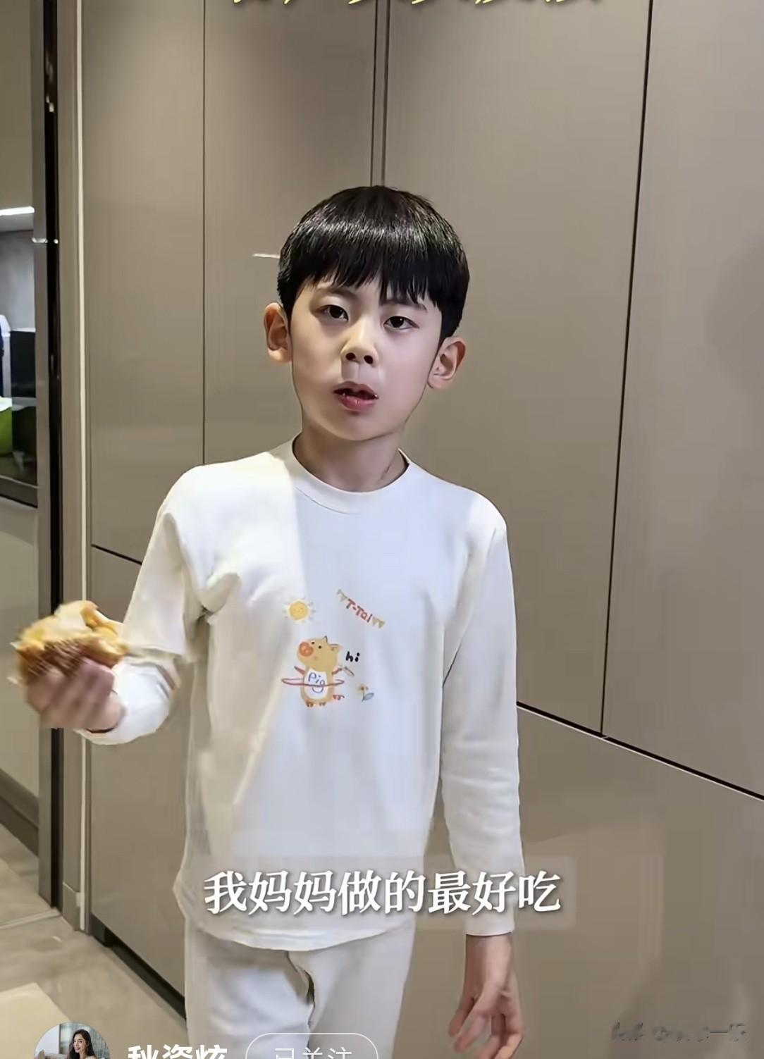 秋瓷炫给儿子做汉堡，大海不穿鞋乱跑，大方分给爷爷吃曝光家内景