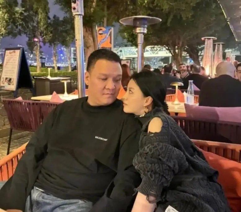 二孩女歌手官宣新恋情，现男友小9岁，身材强壮很合拍，前夫破防