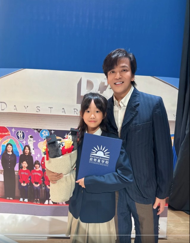 陈晓东参加女儿升学典礼,11岁女儿被推后表情抢镜