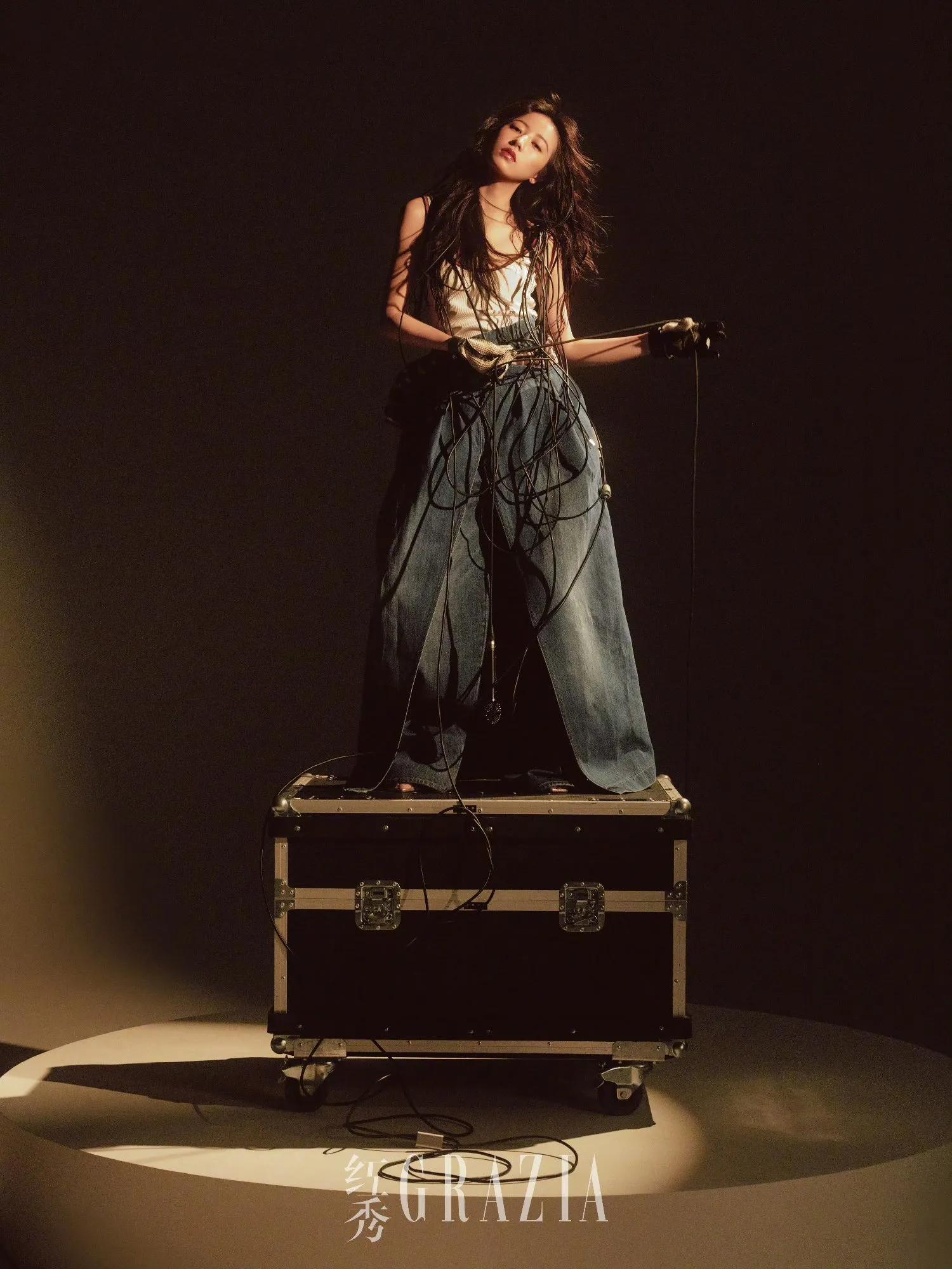 周雨彤《红秀》写真美图