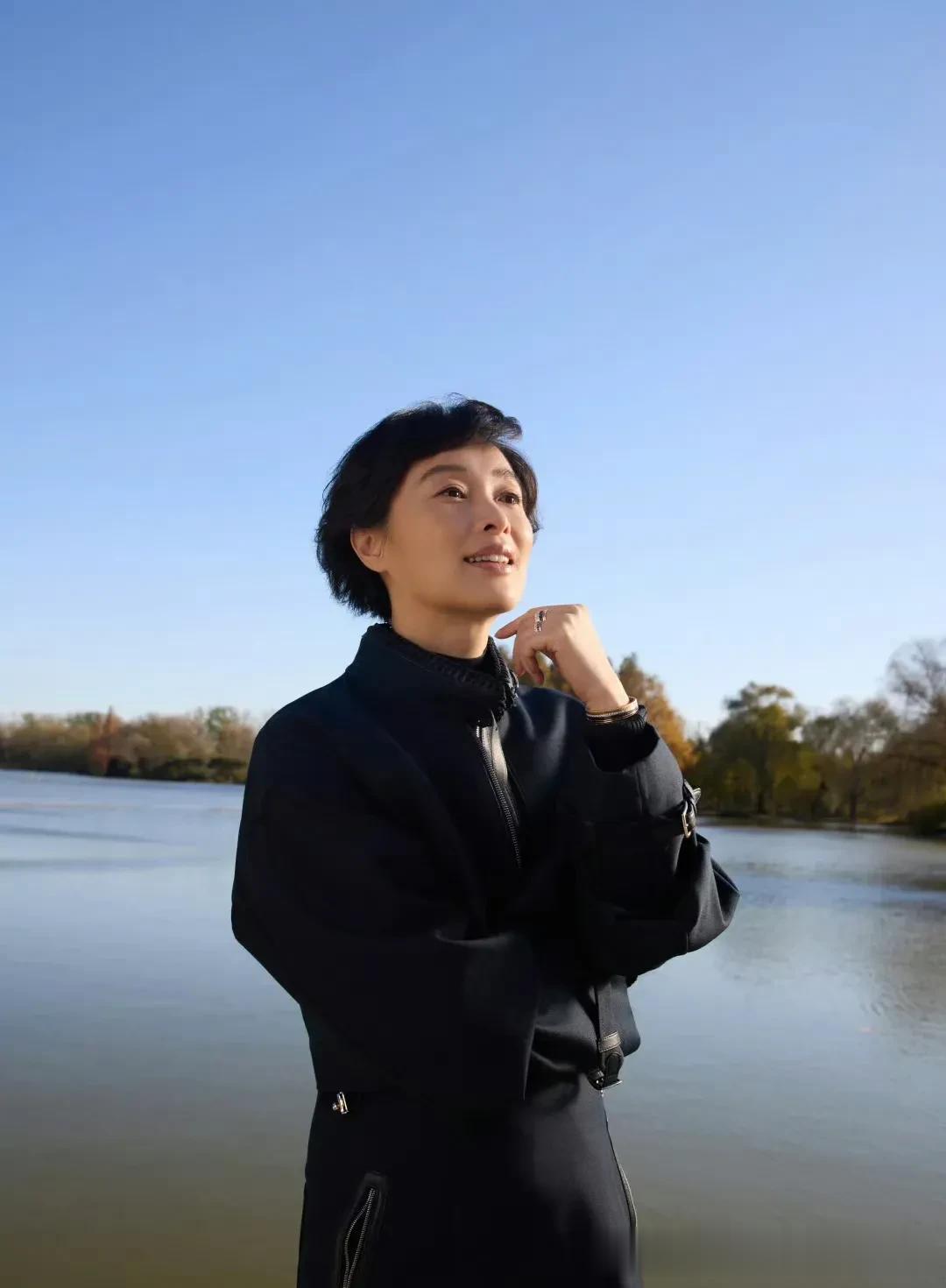 吴越的深秋大片，连眼角的鱼尾纹都很有魅力！