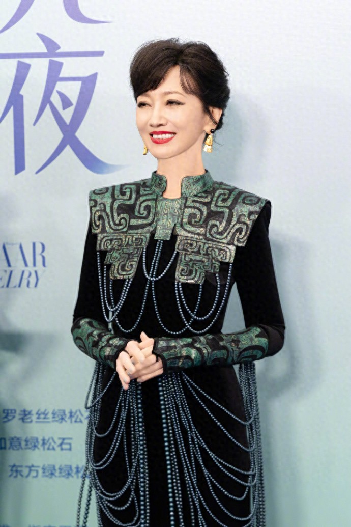 赵雅芝阿姨绿色粉黛写真，气质优雅大气太美了