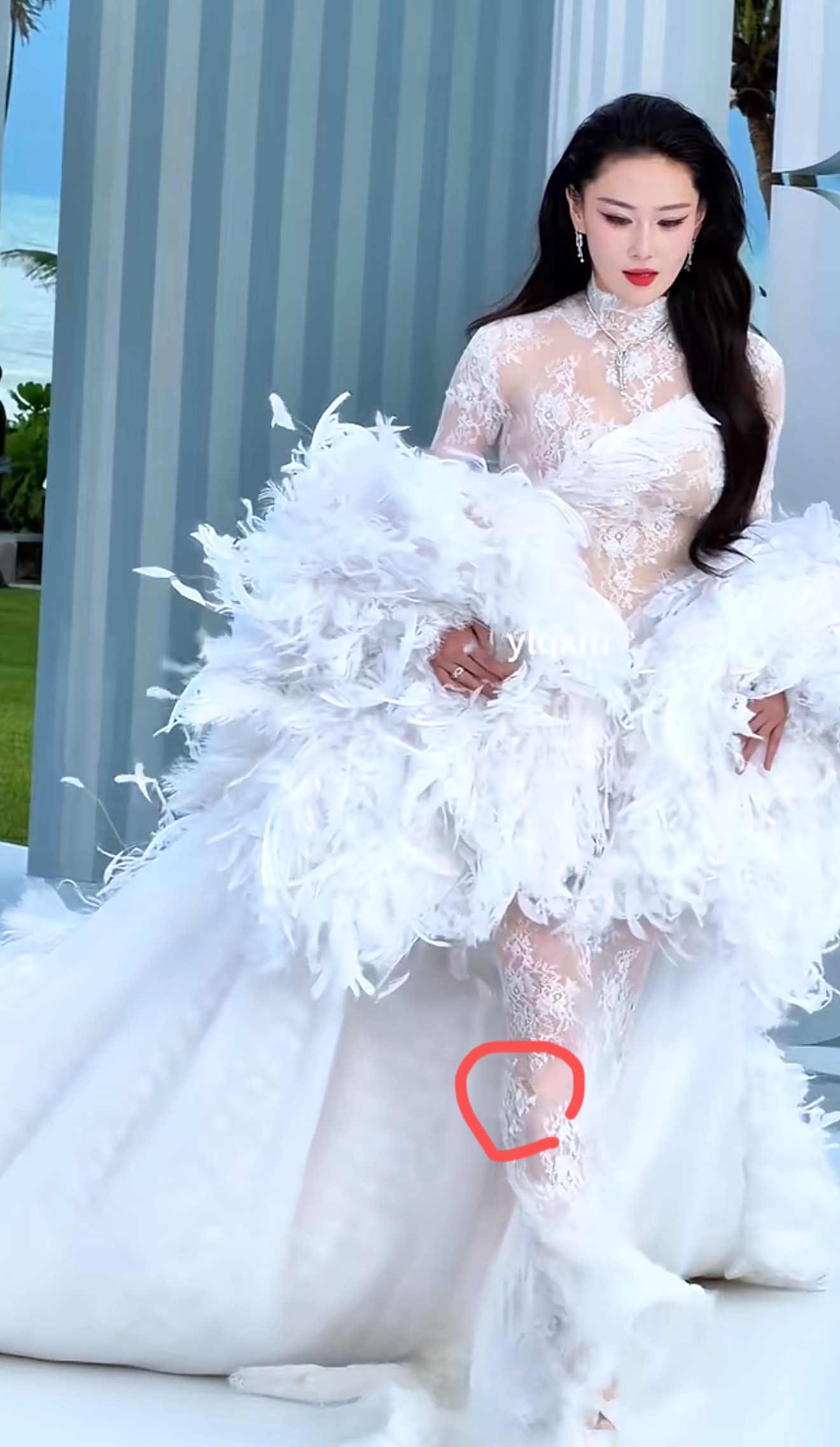 好命苦的红毯!张馨予裙子破洞,张凌赫被吹炸毛,3位女星踩裙子