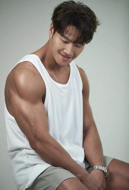 49岁韩国男星官宣结婚，未透露新娘身份，婚礼仅邀请家人和亲近友人