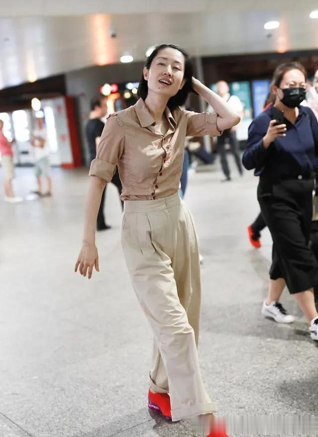刘敏涛又素颜走机场！穿卡其色衬衫配阔腿裤，时髦减龄又高级！