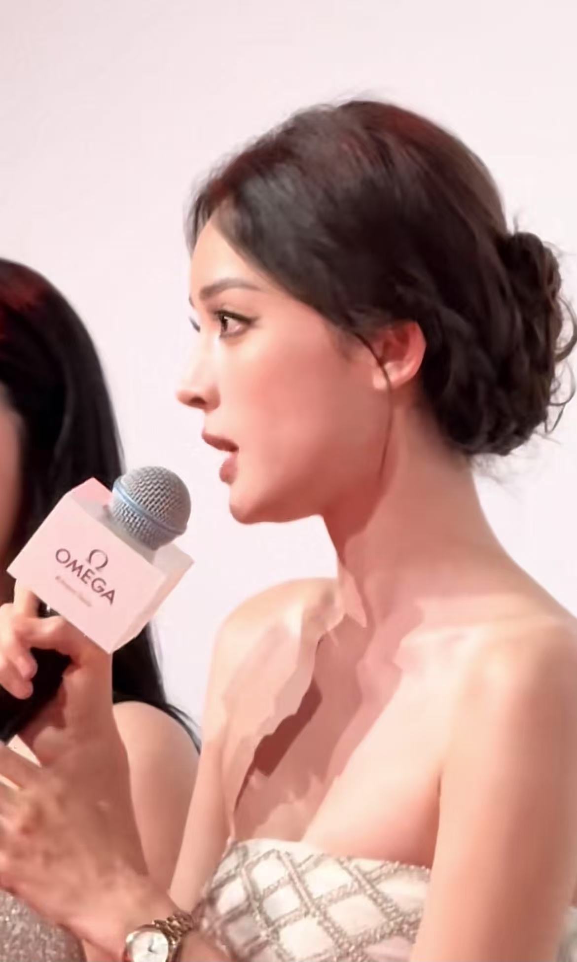 娜扎瘦成“纸片人”引热议，当活动和众女星同台，真实了