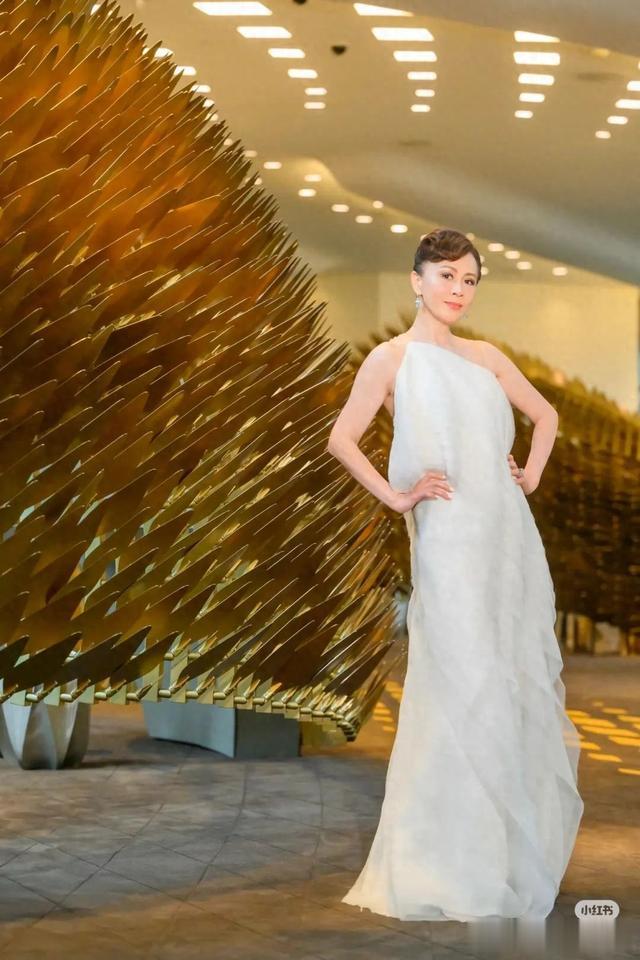 59岁刘嘉玲晒最新高清美图！一袭露背白裙，仙气与霸气双开
