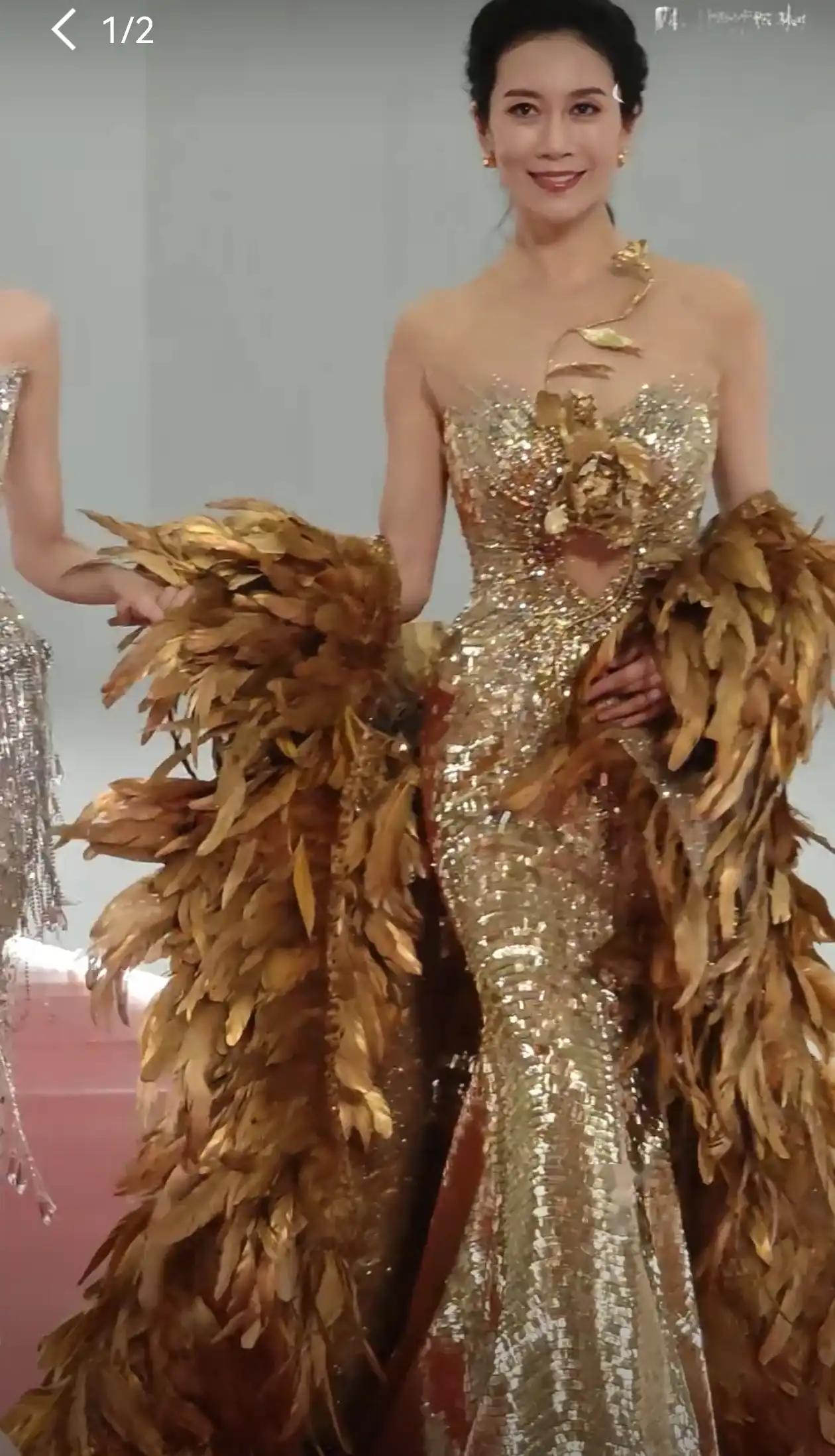 这一夜宋佳像猛虎下山！穿旗袍美到脚趾尖完全不顾倪妮赵露思死活