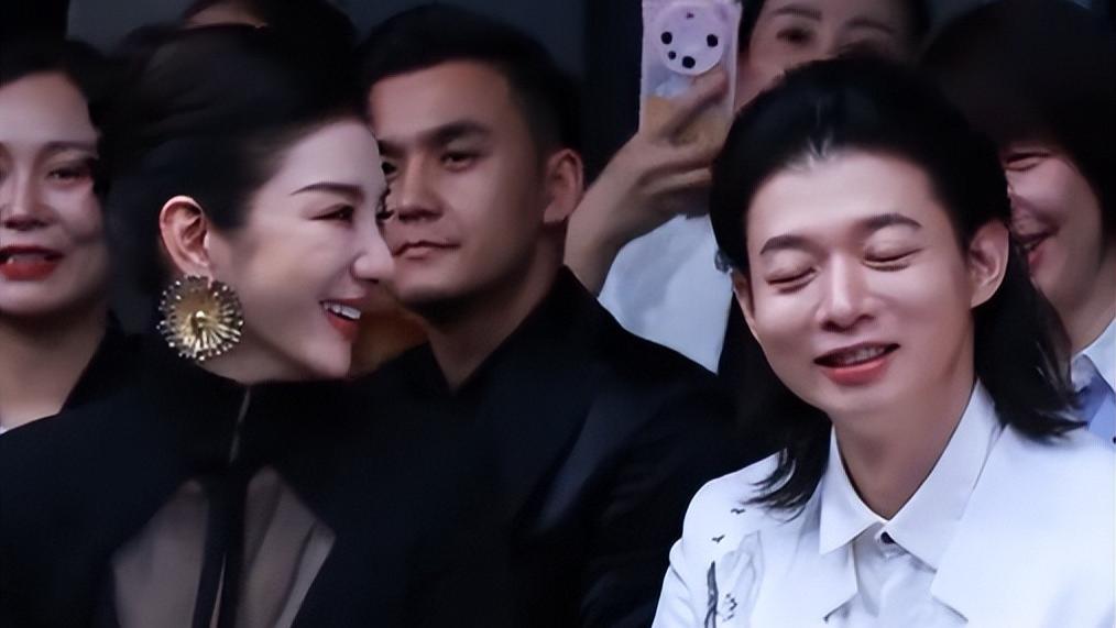 黄奕霍尊同框全程假笑，黄奕被嘲整成格格巫，霍尊胖成火风