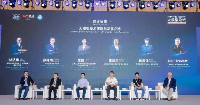 硬核「吵」了30分鐘：這場大模型圓桌，把AI行業的分歧說透了