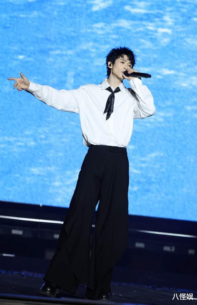 魏晨一家三口合体，妻子抱着儿子看他演唱会，小橙子个头长得真高