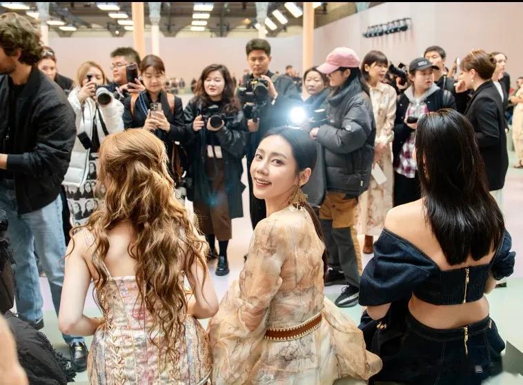 秋瓷炫巴黎时装周压轴登场，透视纱裙配腰封美到窒息，生图绝了！