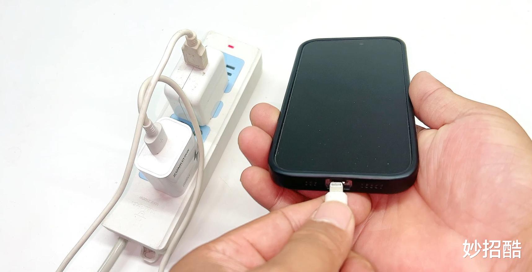 不管什么手机,切记不要这样充电,否则手机就离“报废”就不远了