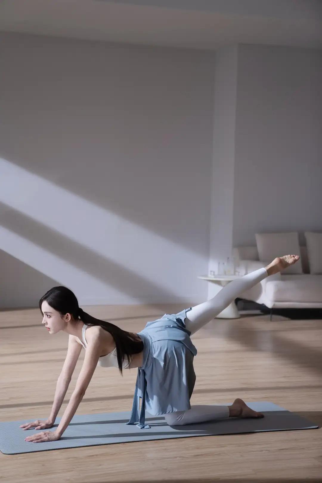 娜扎一字马焊死“腿精”，漫画腿?逆天比例，这身材谁看了不眼馋