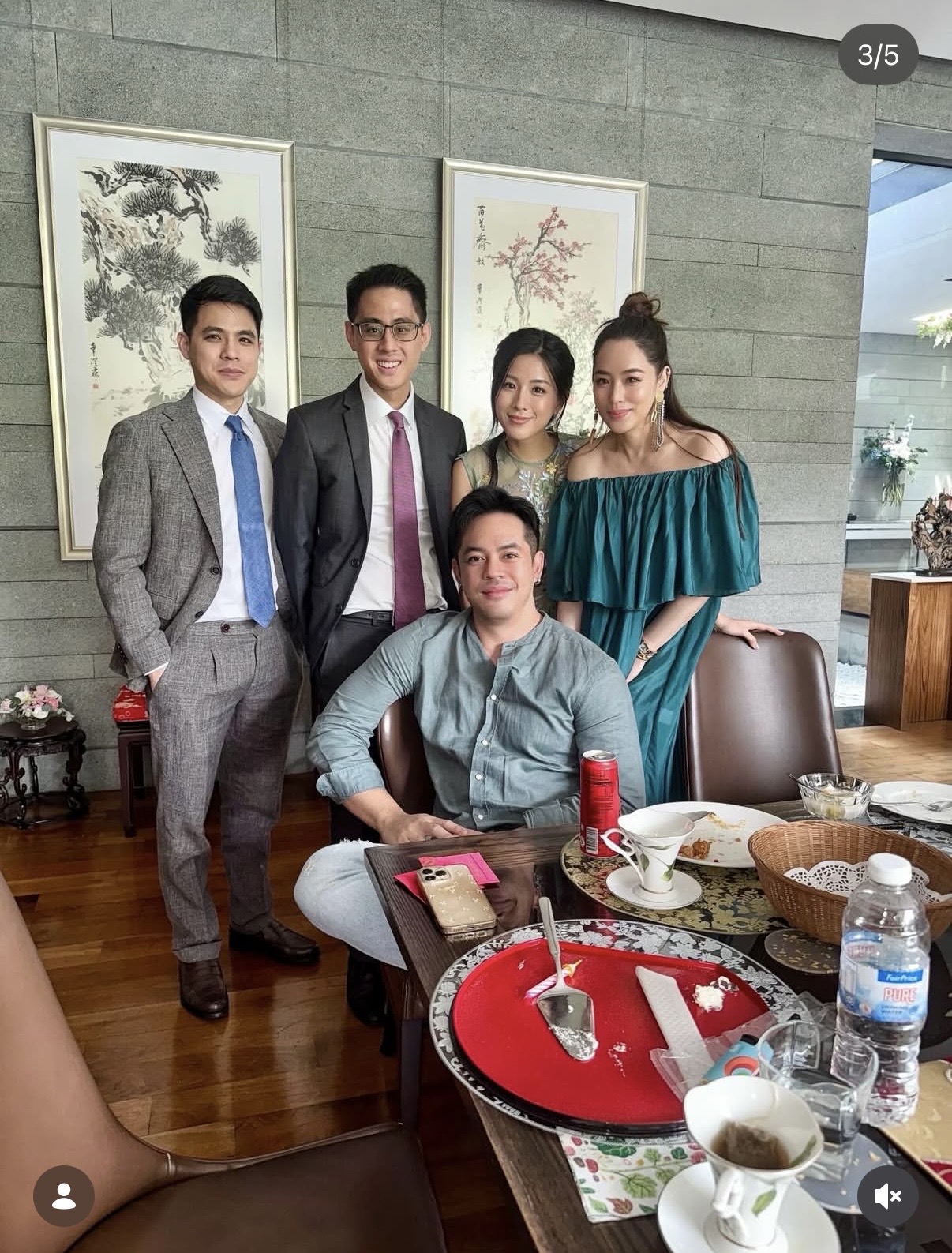 石贞善为父母庆生晒全家福,一家五口高颜值,俩弟弟罕露脸仍未婚