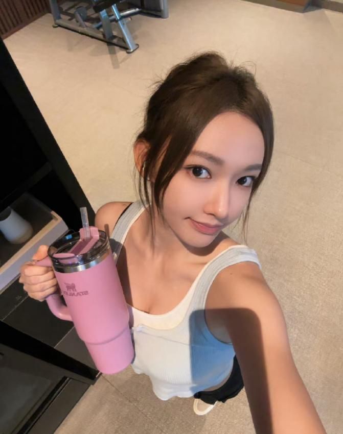 程潇健身房被偶遇,背着挎包穿着拖鞋就来了,果然自律的人最美