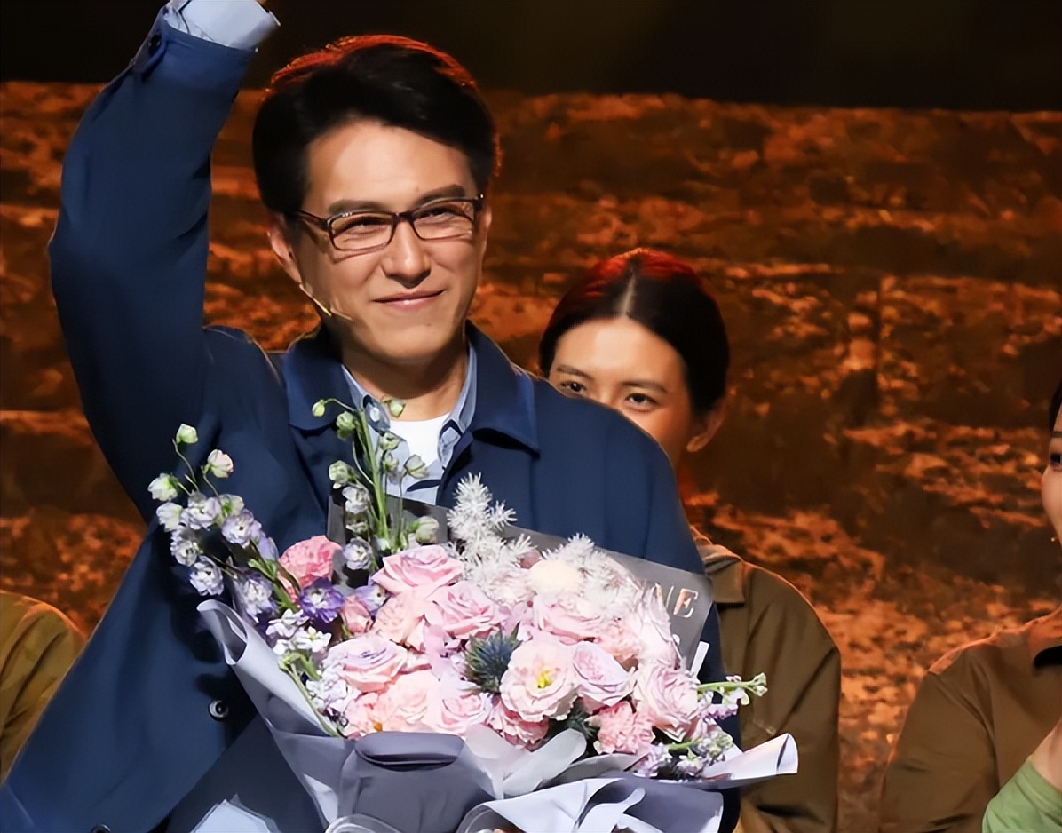 没想到,2026年刚开始,49岁靳东就以这种方式,再次让人刮目相看