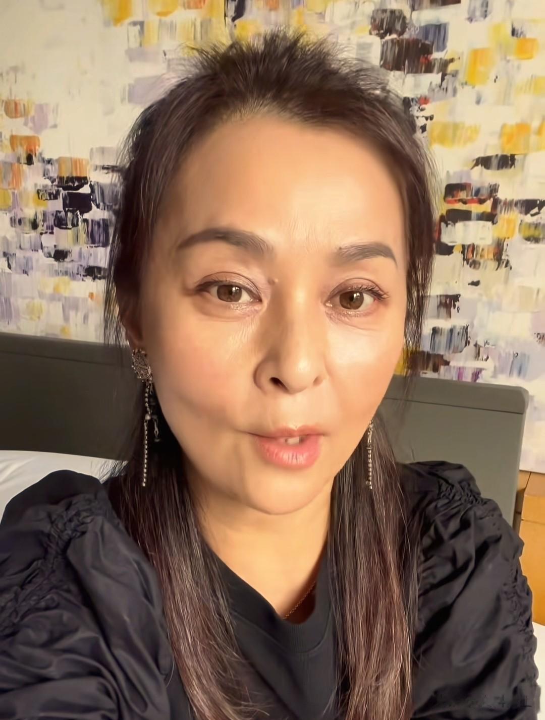 女演员何音现状:58岁貌如大妈,别墅中弹钢琴消遣,儿子贼帅随她