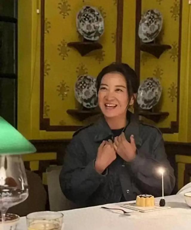 消失半年贾玲庆生照曝光！瘦到认不出，这状态直接封神？