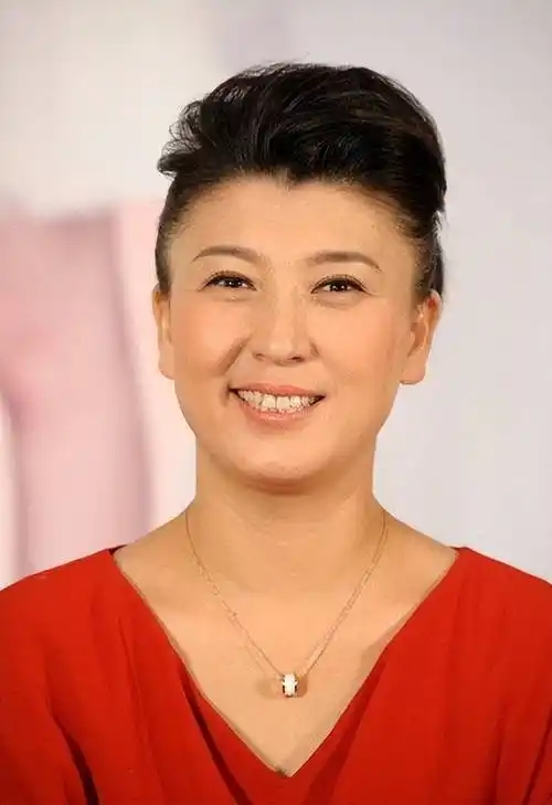 闫学晶事件再升级！官媒下场发文锐评，言辞犀利，句句直戳她心窝