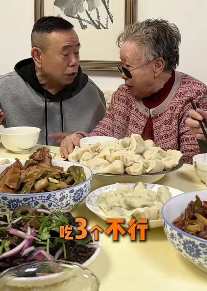 潘长江家过冬至，吃酸菜馅饺子，杨云家庭地位高，女婿石磊未露面