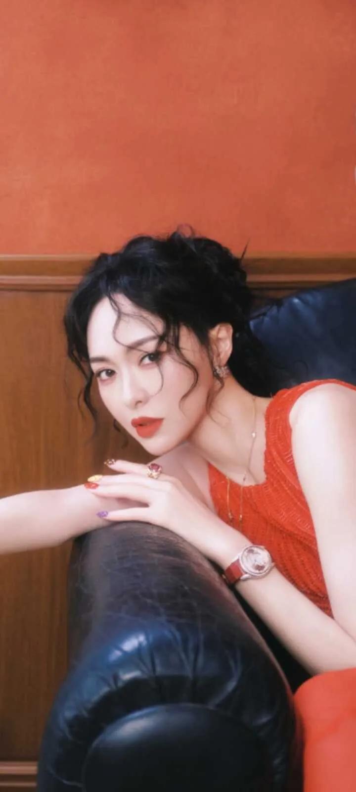 41岁唐嫣素颜出街引热议,真实状态打破娱乐圈颜值焦虑!