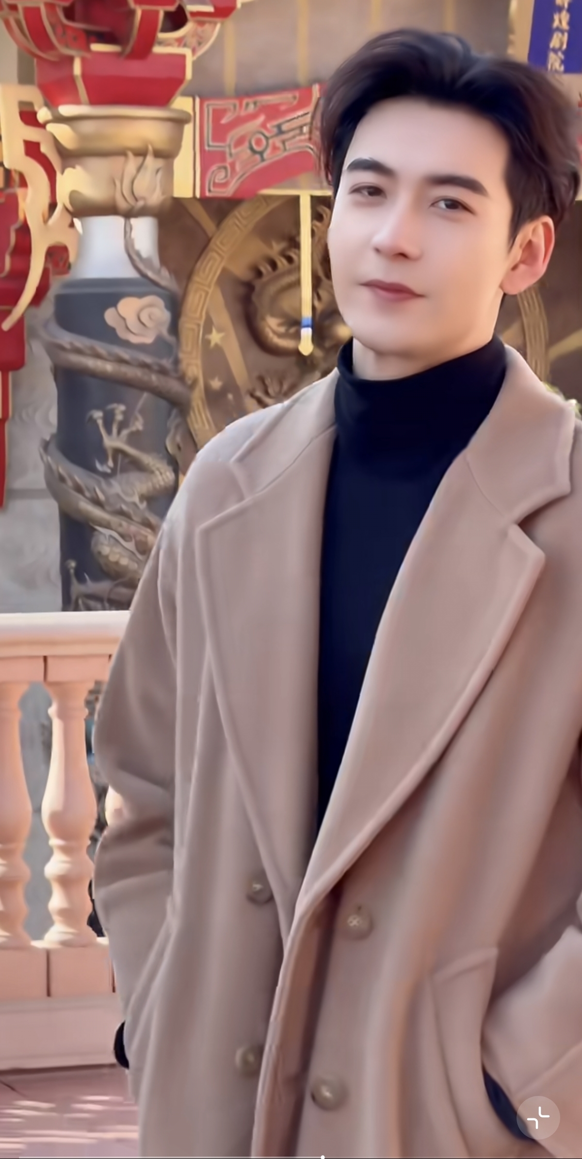 陈星旭现身北京环球影城，本人穿大衣好瘦好高好帅呀，好有气质！