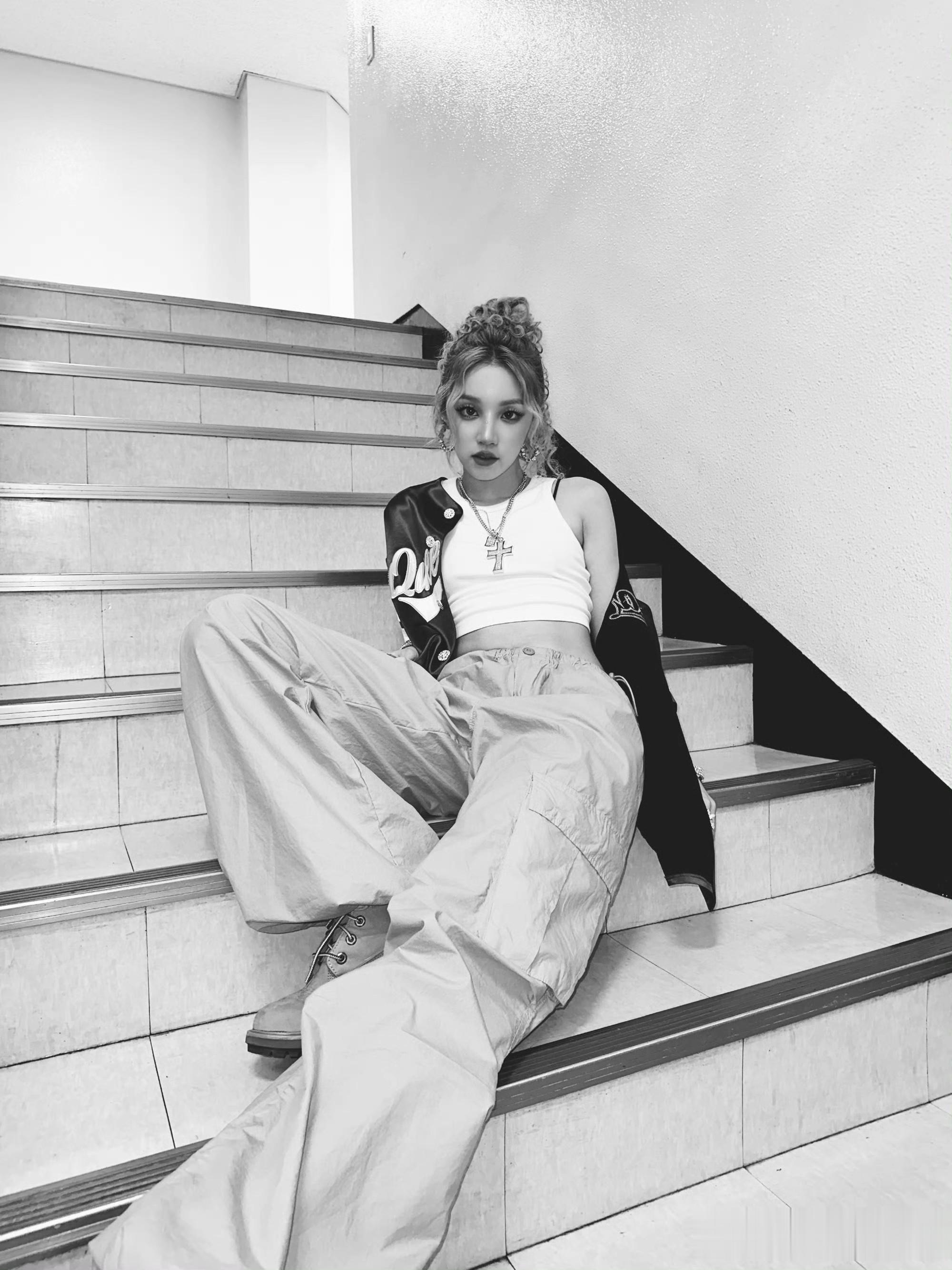 宋雨琦：撞色潮酷风的楼梯间时尚狂想