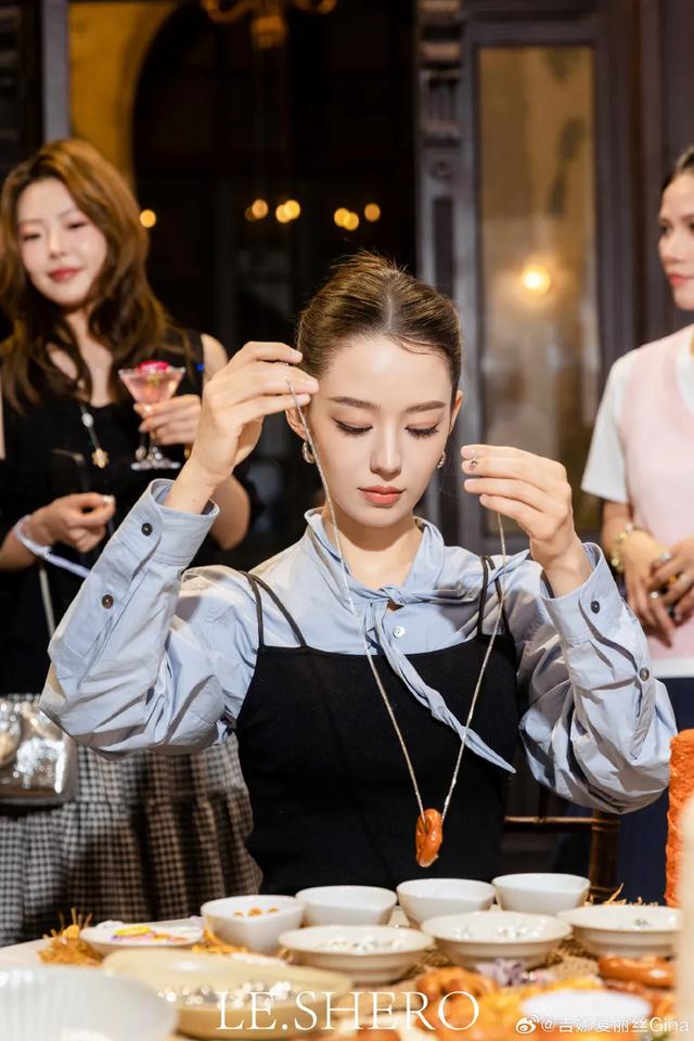 吉娜爱丽丝尖足高跟贵气大方，真美