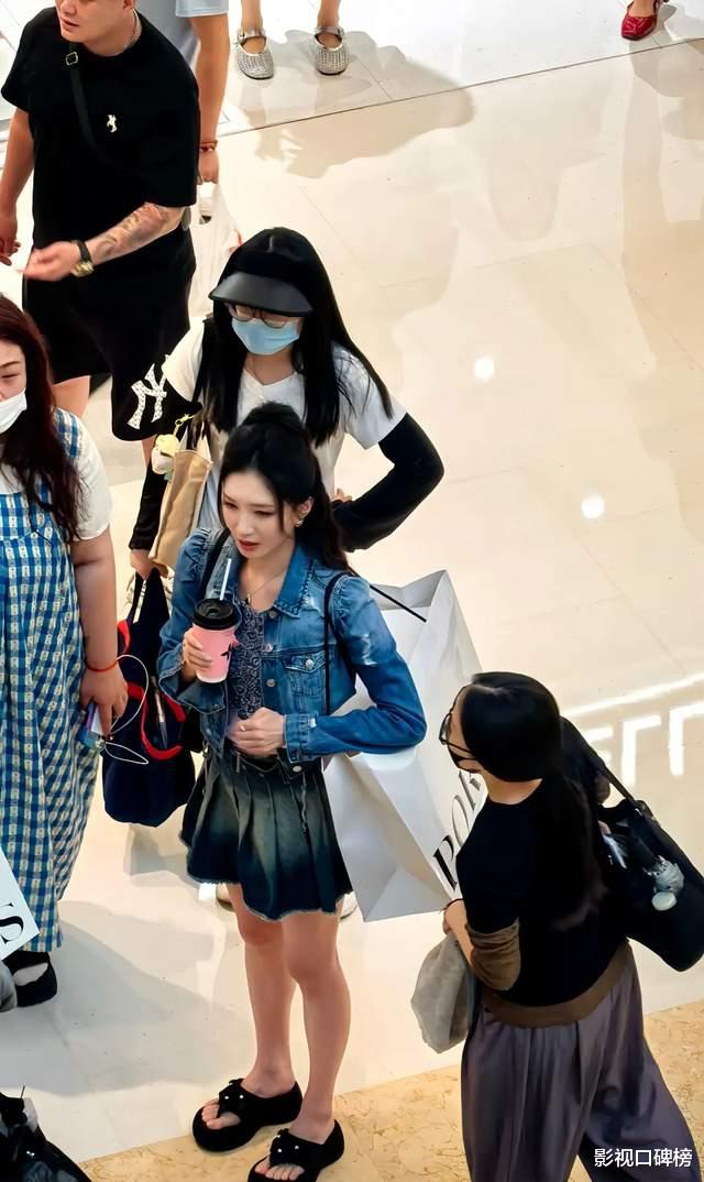 江疏影拍摄新剧，穿着牛仔套装短裙，被吐槽快40岁了还扮嫩